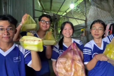 Hành động "hút" 7 triệu view của học sinh Cần Thơ từ 100.000 đồng quà 2/9