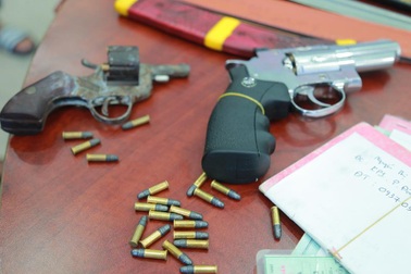 Băng giang hồ dùng súng khống chế, giam lỏng con nợ