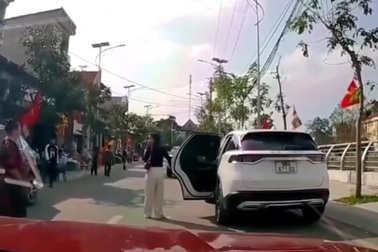 Cô gái mở cửa bất cẩn gây va chạm với xe đi phía sau