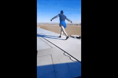 Người đàn ông thản nhiên trèo lên cánh máy bay sắp khởi hành