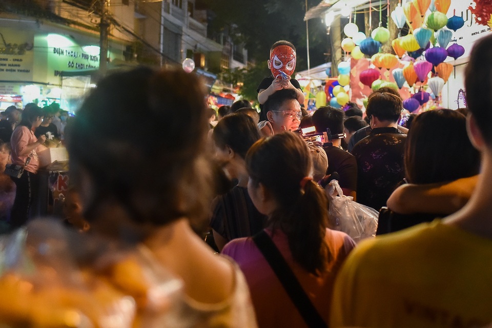Trung thu: Người lớn chen vã mồ hôi, trẻ em mếu máo vì kẹt giữa biển người - 6