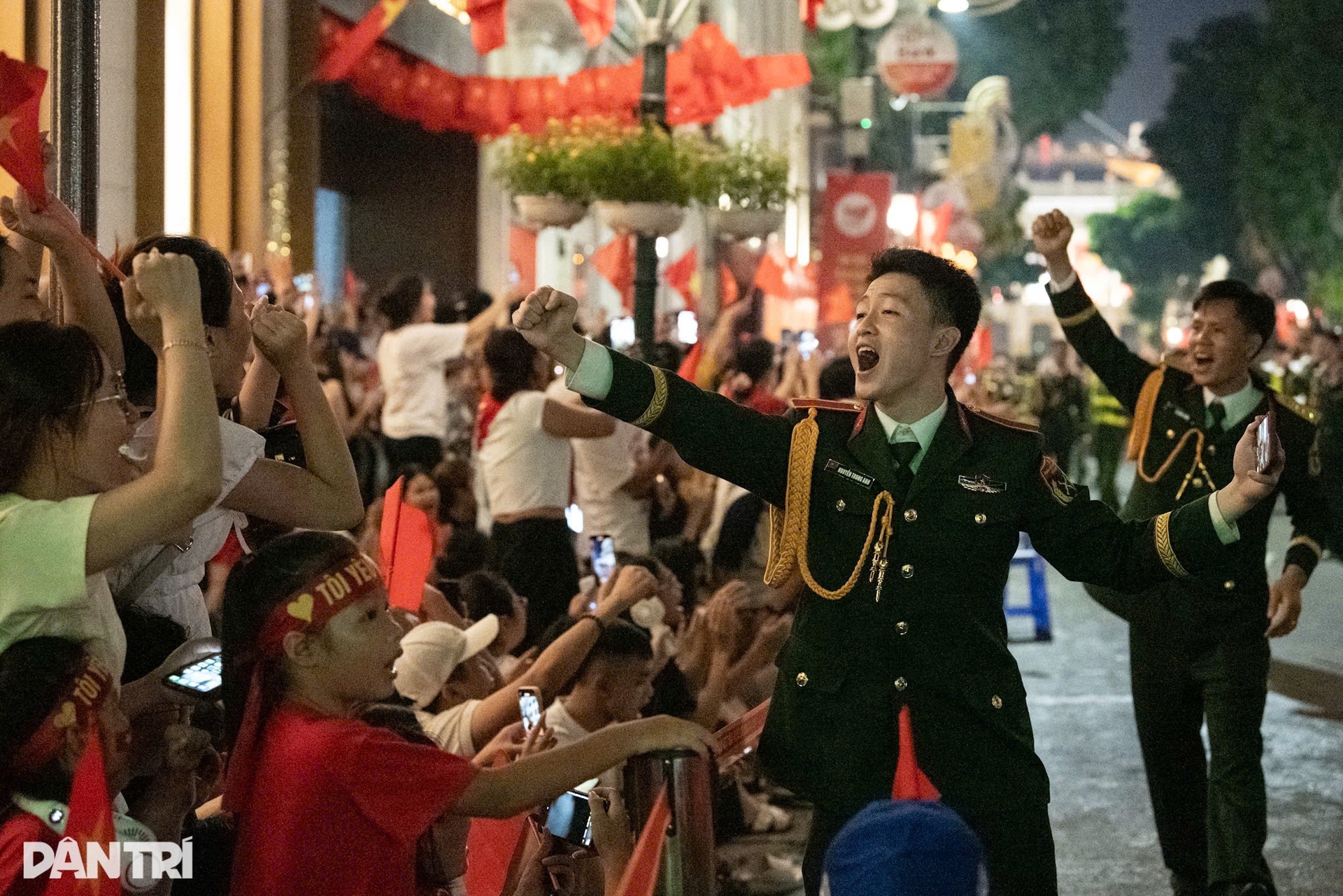 Đêm Hà Nội rộn rã tiếng ca, hàng vạn người hân hoan chờ lễ diễu binh - 13 Đêm Hà Nội rộn rã tiếng ca, hàng vạn người hân hoan chờ lễ diễu binh - 13