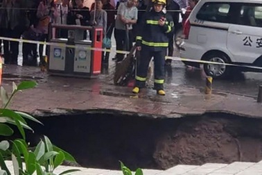 Trung Quốc: Hố tử thần bất ngờ "nuốt chửng" 4 người đi bộ