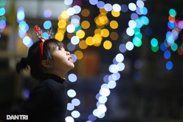 Đêm Giáng sinh lung linh ánh đèn tại xứ đạo Thạch Bích