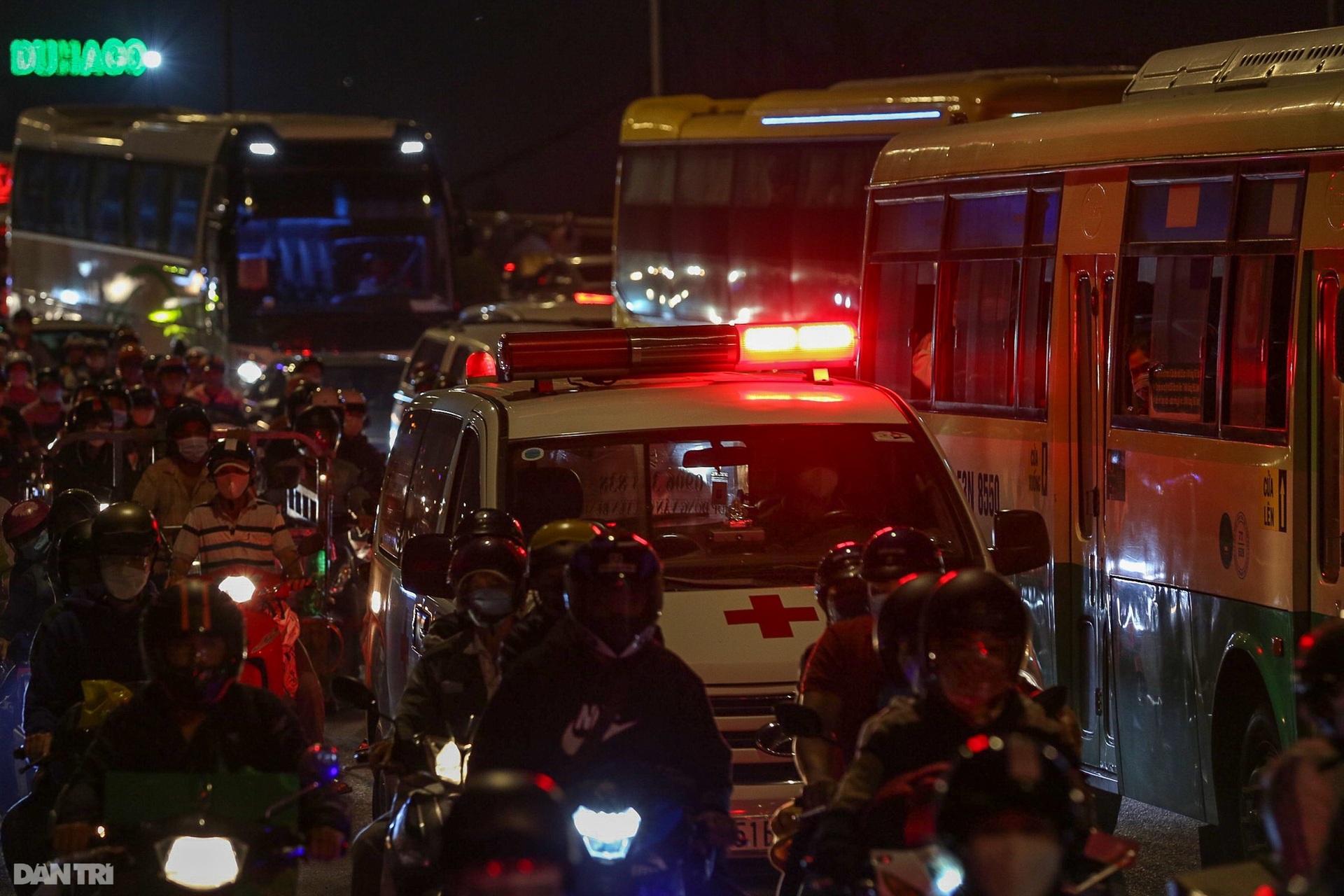 Người lớn, trẻ nhỏ vật vờ ở cửa ngõ phía Tây TPHCM trên đường về quê ăn Tết - 5