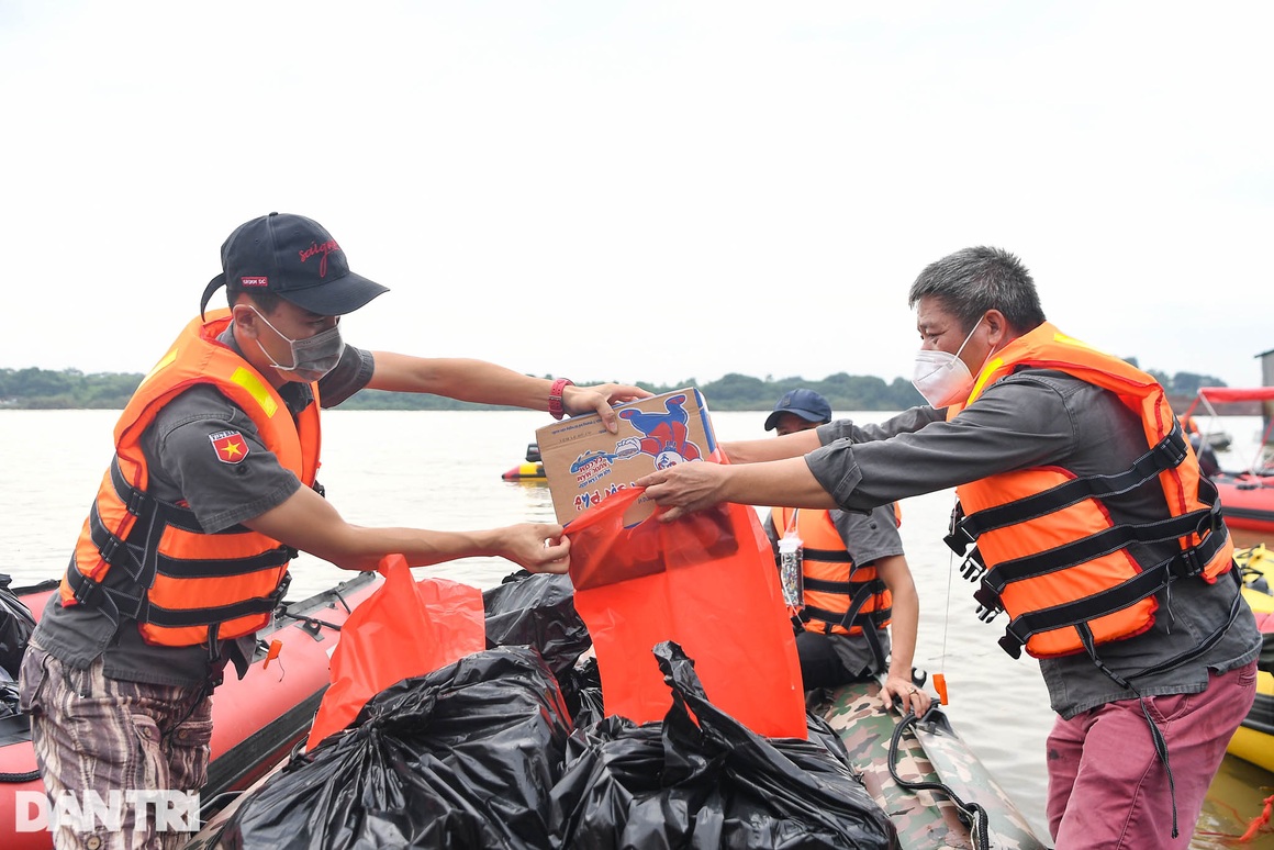 Chạy xuồng hơi dọc sông Hồng trao quà tới tận tay người dân nghèo làng chài - 4 Chạy xuồng hơi dọc sông Hồng trao quà tới tận tay người dân nghèo làng chài - 4