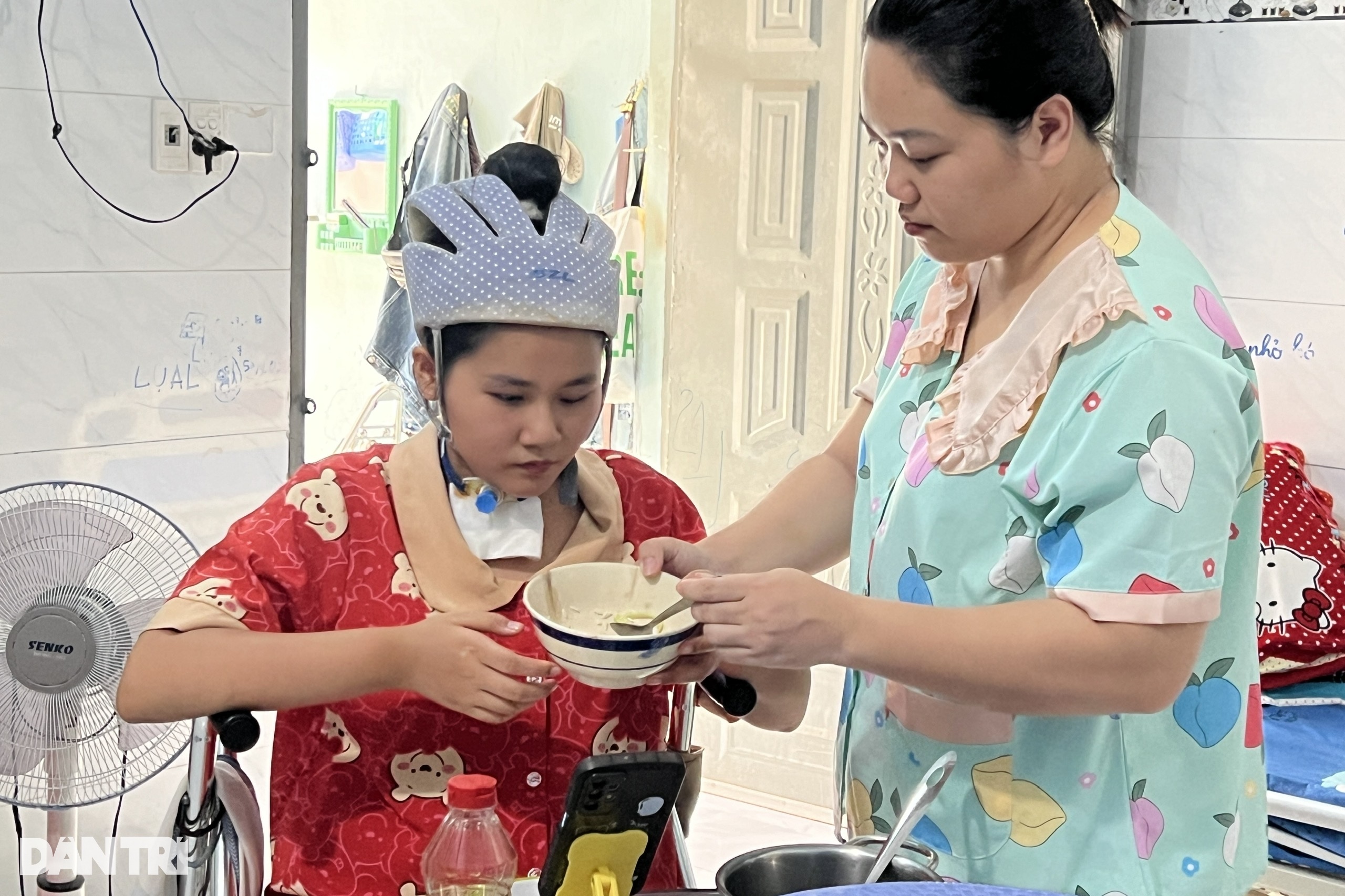 Cô gái bị xe tông ngồi một chỗ, gần 2 năm tài xế vẫn chưa bị xét xử