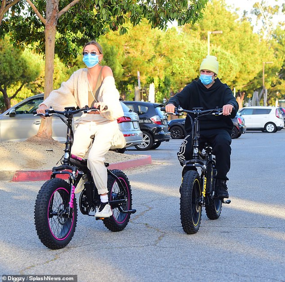 Hailey Bieber đeo túi gần 4000 USD ra phố - 6 Hailey Bieber đeo túi gần 4000 USD ra phố - 6