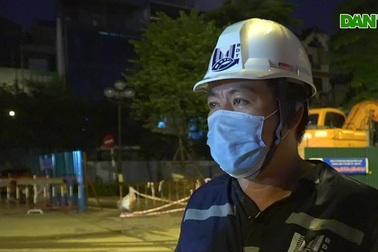 Xuyên đêm đánh chuyển hàng cây xanh trên tuyến đường đẹp nhất Hà Nội