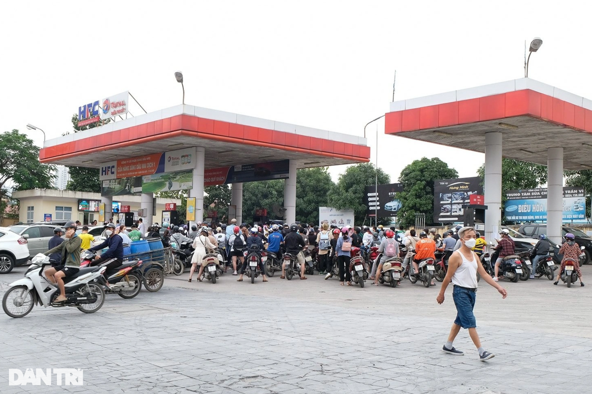 Mặc kệ giá xăng tăng, nhiều cây xăng ở Hà Nội vẫn đóng cửa im lìm - 10 Mặc kệ giá xăng tăng, nhiều cây xăng ở Hà Nội vẫn đóng cửa im lìm - 10