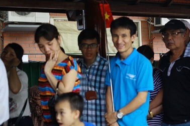 Nhiều người đã mang Quốc kì vào lăng viếng Bác 