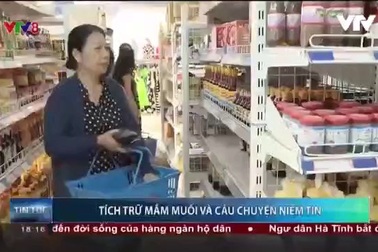 Dân đổ xô mua tích trữ nước mắm, muối ăn