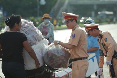 Hà Nội: Mẹ con thí sinh gặp nạn, được CSGT chở tới trường thi