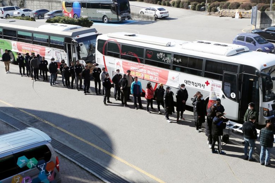 Hàn Quốc phát hiện 6 người dương tính với virus corona sau khi hiến máu - 1 Hàn Quốc phát hiện 6 người dương tính với virus corona sau khi hiến máu - 1