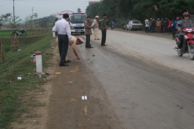 Một phụ nữ chết thảm dưới gầm ô tô tải   