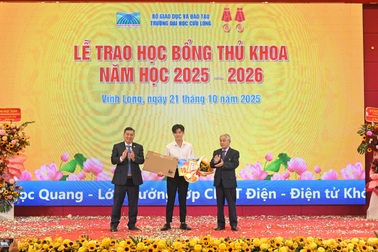 Trường Đại học Cửu Long tặng 56 suất học bổng toàn phần cho tân sinh viên dân tộc Khmer