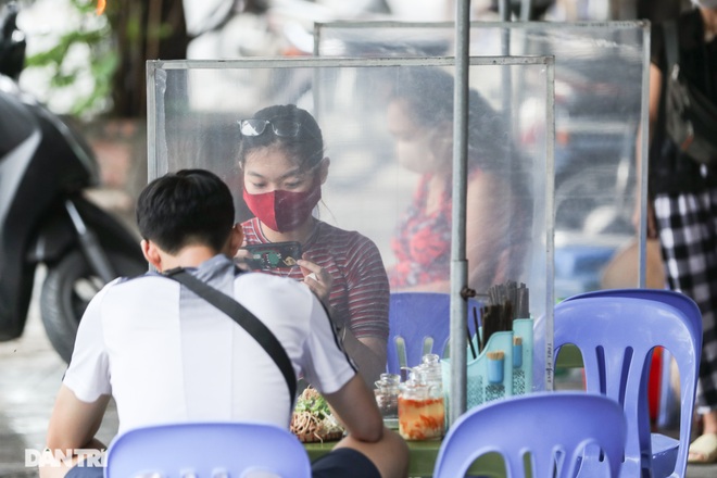 Hà Nội: Hàng loạt quán ăn vỉa hè lắp vách ngăn giọt bắn chống Covid-19 - 2 Hà Nội: Hàng loạt quán ăn vỉa hè lắp vách ngăn giọt bắn chống Covid-19 - 2