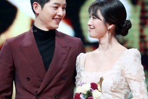 Phản ứng trái ngược của Song Hye Kyo và Song Joong Ki sau tuyên bố ly hôn