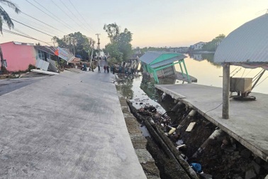 Đường bê tông "rơi" xuống sông ở Cà Mau