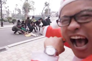 Cười ra nước mắt với clip Ông già Noel bị "hôi quà"