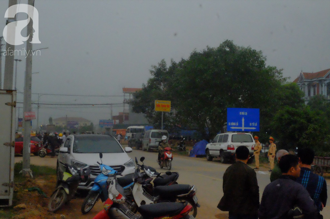 Hiện trường ngổn ngang vụ xe khách đâm đoàn người đưa tang khiến 7 người chết, 3 người bị thương nặng - Ảnh 6. Hiện trường ngổn ngang vụ xe khách đâm đoàn người đưa tang khiến 7 người chết, 3 người bị thương nặng - Ảnh 6.