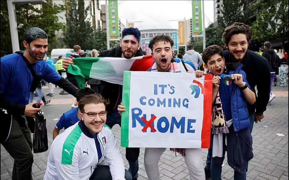 Cổ động viên Italia chế giễu đội tuyển Anh trước thềm chung kết Euro 2020 - 3 Cổ động viên Italia chế giễu đội tuyển Anh trước thềm chung kết Euro 2020 - 3