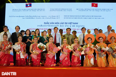 Ấn tượng đêm biểu diễn của các nghệ sĩ quốc gia Lào tại Hội An