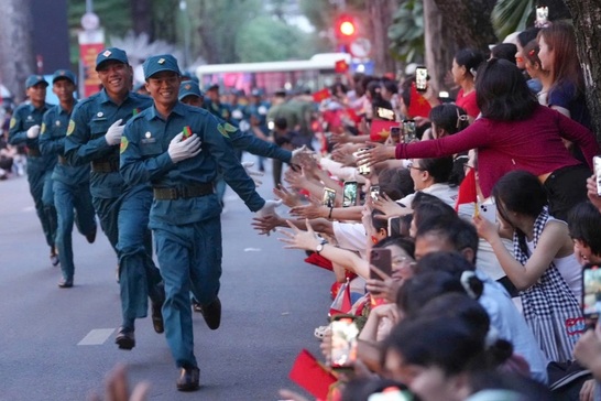 Người dân TPHCM reo mừng khi chiến sĩ tham gia diễu binh xuất hiện