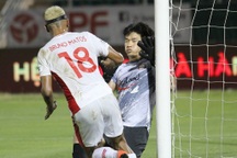 Thủ môn Bùi Tiến Dũng bắt chính, CLB TPHCM hòa may mắn Viettel