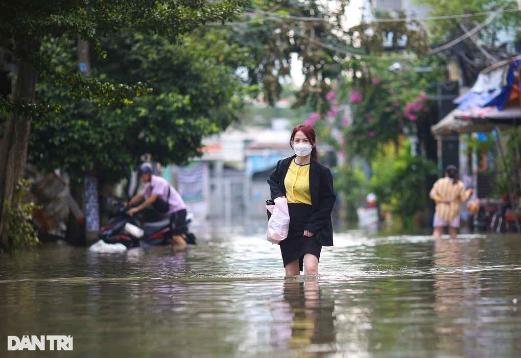 TPHCM: Mưa lớn kết hợp triều cường, người dân đi lại khó khăn - 1 TPHCM: Mưa lớn kết hợp triều cường, người dân đi lại khó khăn - 1
