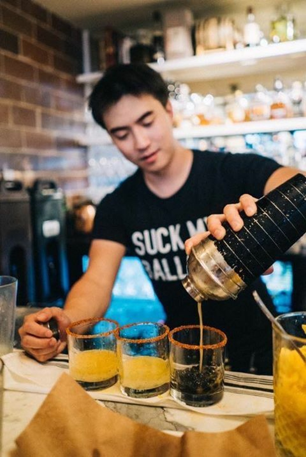 Chàng trai pha chế trà từ siro ho - 1 Chàng trai pha chế trà từ siro ho - 1
