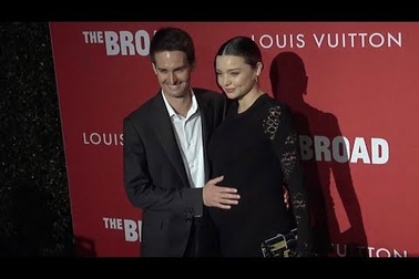 Miranda Kerr bế bụng bầu dự sự kiện cùng Evan Spiegel