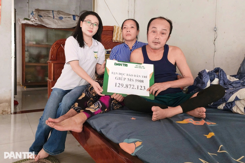 Trao gần 130 triệu đồng tới hoàn cảnh chồng ung thư, vợ mù lòa - 1