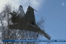 Trực thăng quân sự Nga treo lơ lửng máy bay chiến đấu Su-27