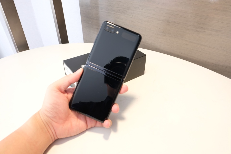 Cận cảnh smartphone màn hình gập Galaxy Z Flip - Nhỏ gọn và bóng bẩy - 4 Cận cảnh smartphone màn hình gập Galaxy Z Flip - Nhỏ gọn và bóng bẩy - 4