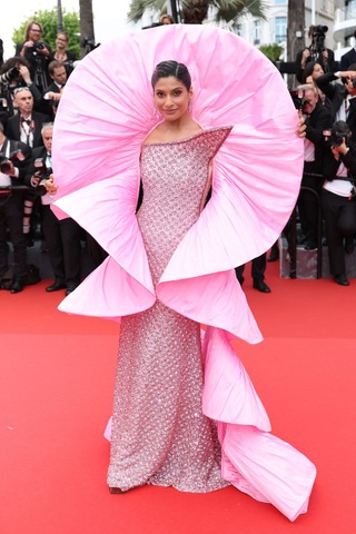Bất chấp lệnh cấm ở Cannes 2025, Bella Hadid vẫn gây sốc với váy gợi cảm - 13