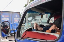 Chờ 4 ngày mới tới lượt đăng kiểm, tài xế đưa cả vợ đi cùng lo cơm nước