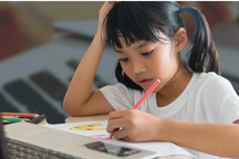 Nhận phiếu bài tập làm 5 ngày Tết mới xong nhưng mẹ và con cùng vui