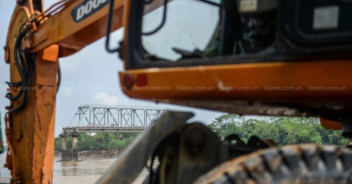 View - Quân đội tiến hành những bước đầu tiên để lắp cầu phao thay cầu Phong Châu | Báo Dân trí