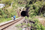 Học sinh chui hầm đường sắt đến trường sau bão Damrey