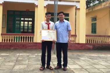 Khen thưởng nam sinh lớp 9 dũng cảm cứu 3 học sinh khỏi đuối nước