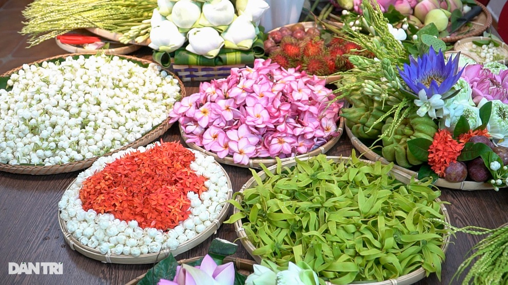 Dịch vụ giao mâm cúng Tết Đoan Ngọ đắt như tôm tươi, khách gọi cháy máy - 11 Dịch vụ giao mâm cúng Tết Đoan Ngọ đắt như tôm tươi, khách gọi cháy máy - 11
