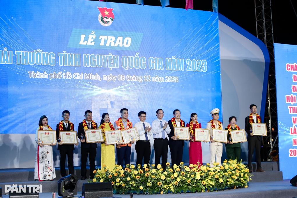 Đen Vâu nhận giải Tình nguyện quốc gia: Hãy đóng góp cho xã hội nhiều hơn - 1 Đen Vâu nhận giải Tình nguyện quốc gia: Hãy đóng góp cho xã hội nhiều hơn - 1