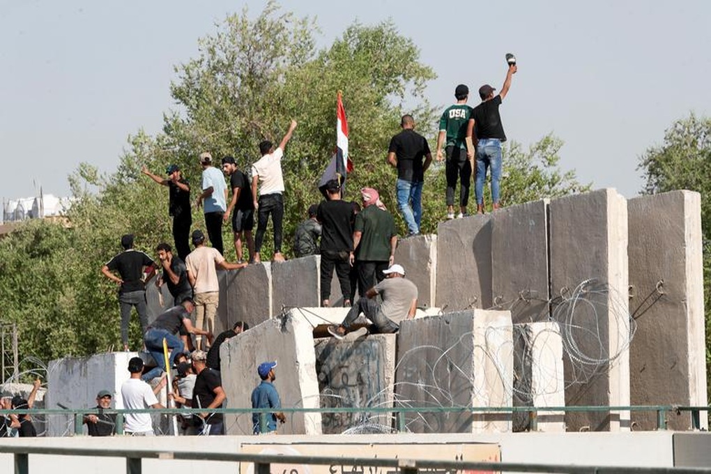 Người biểu tình tận hưởng sự xa xỉ trong cung điện chính phủ Iraq - 3 Người biểu tình tận hưởng sự xa xỉ trong cung điện chính phủ Iraq - 3