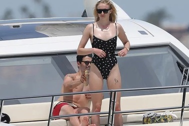 Sao phim Game of Thrones khoe dáng thon, da mịn