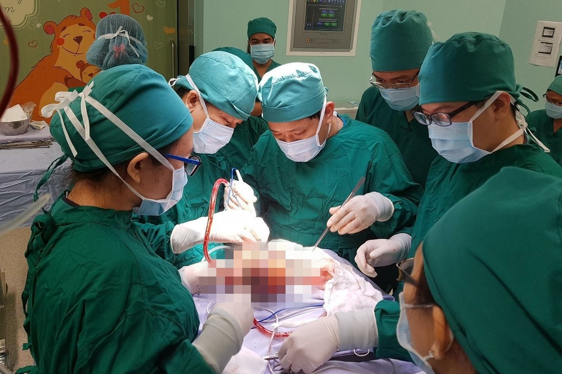 Té võng đập đầu xuống đất, bé 4 tháng tuổi phát hiện ruột chui lên ngực - 1 Té võng đập đầu xuống đất, bé 4 tháng tuổi phát hiện ruột chui lên ngực - 1