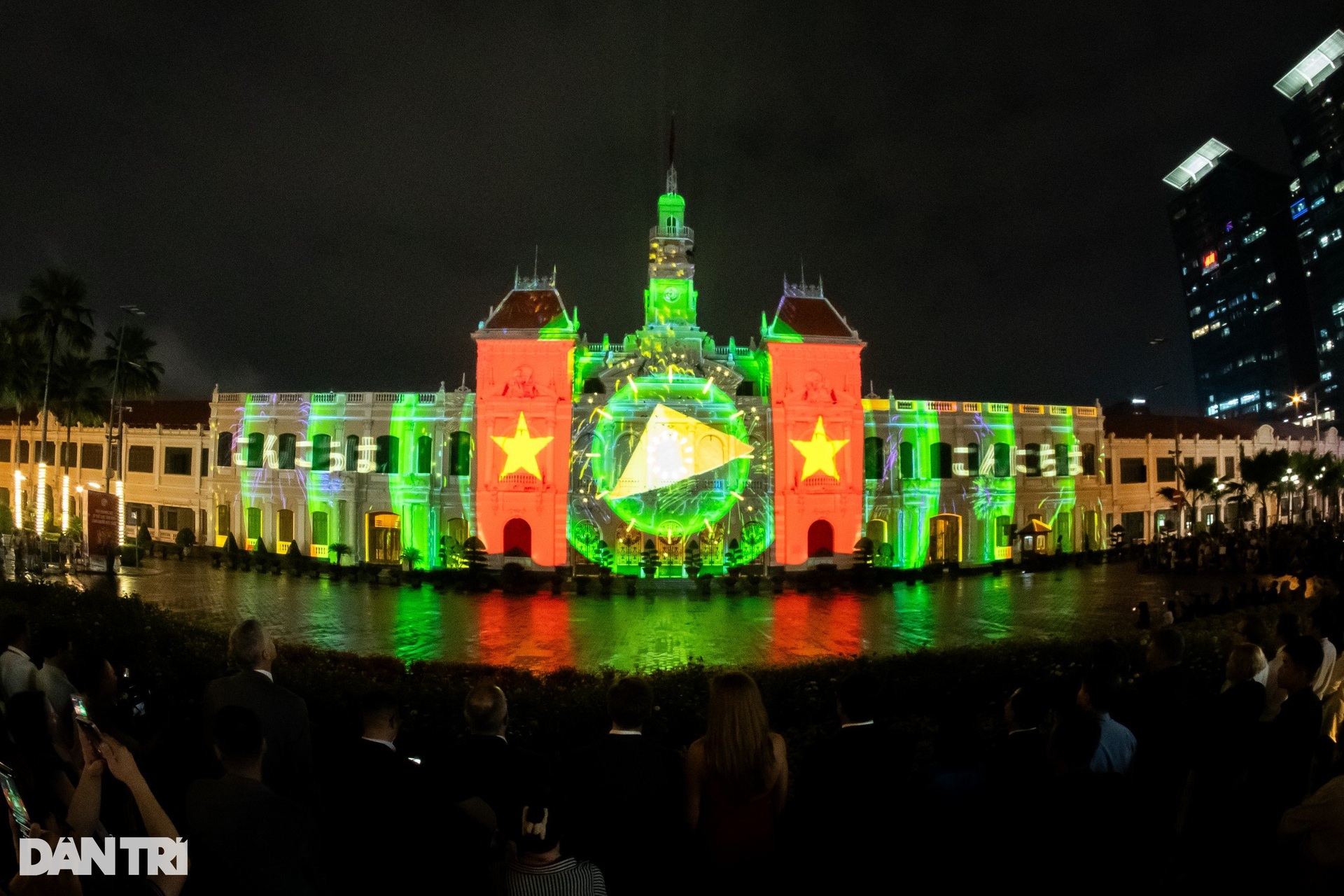 Tòa nhà UBND TPHCM lung linh dưới công nghệ trình chiếu 3D mapping - 4 Tòa nhà UBND TPHCM lung linh dưới công nghệ trình chiếu 3D mapping - 4