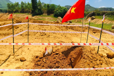 Cào trúng bom "khủng" khi nạo vét đập nước