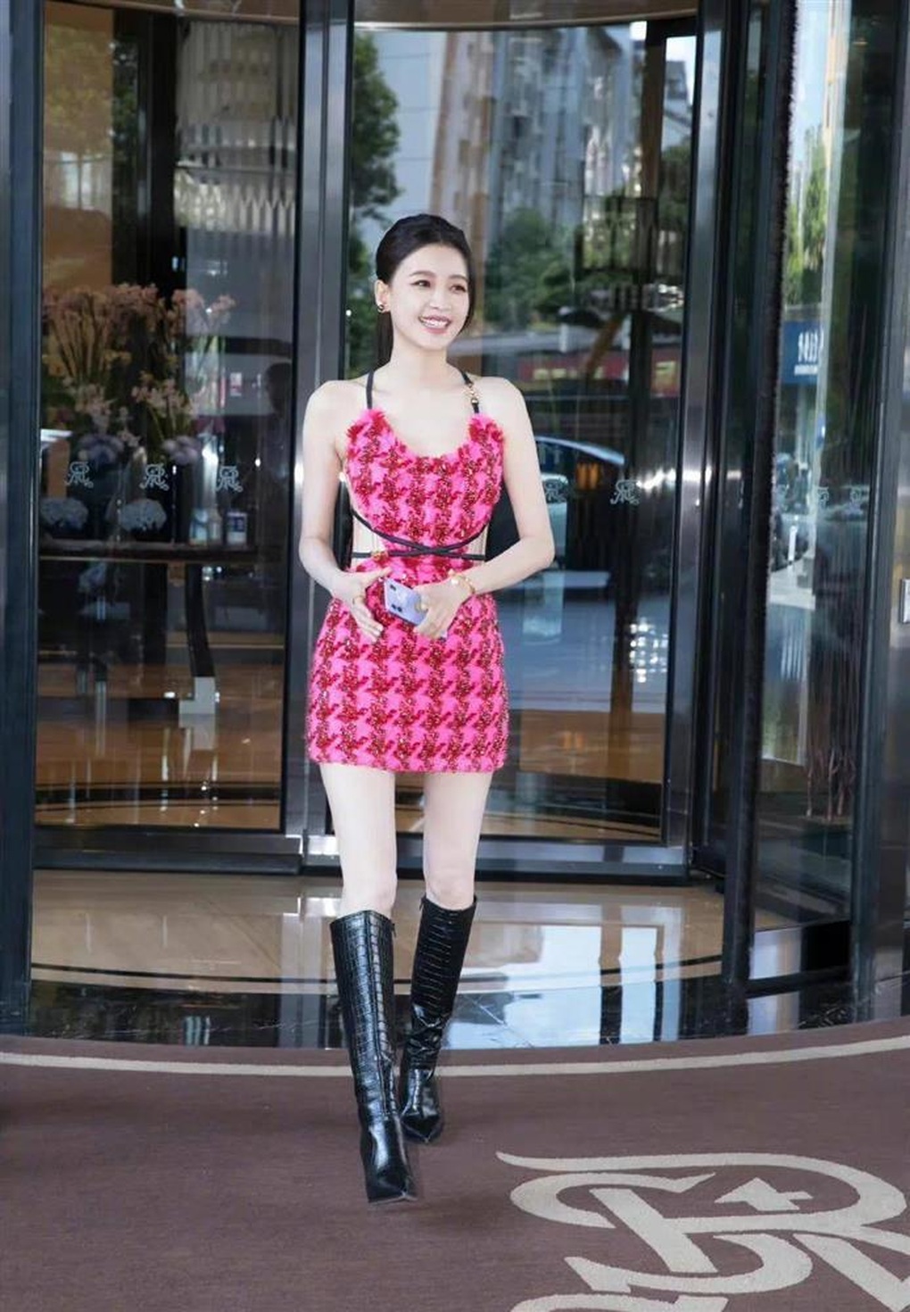Gái một con Tôn Di quyến rũ hơn sau khi chia tay thiếu gia giàu có - 9 Gái một con Tôn Di quyến rũ hơn sau khi chia tay thiếu gia giàu có - 9