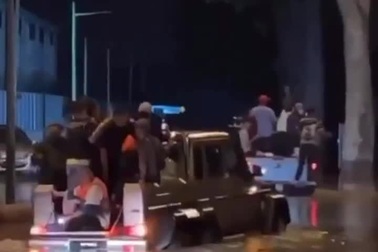 "Quái thú" triệu USD Brabus G700 6x6 thành xe cứu trợ lũ lụt tại Malaysia